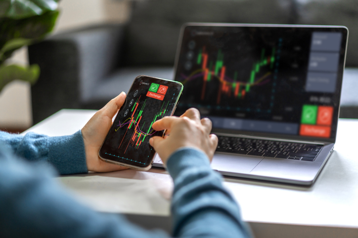 Diferencia entre acciones y ETF: claves para elegir cómo invertir.