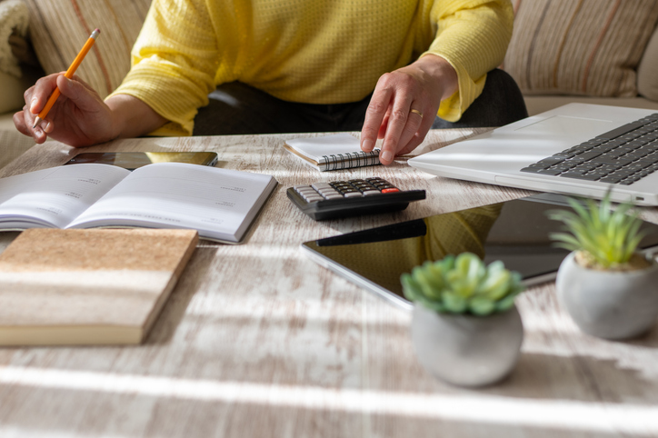 Planes de pensiones vs ETFs: diferencias entre ahorrar e invertir a largo plazo